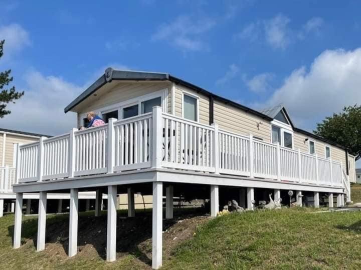 Sea Breeze Cabin Poole Exterior photo