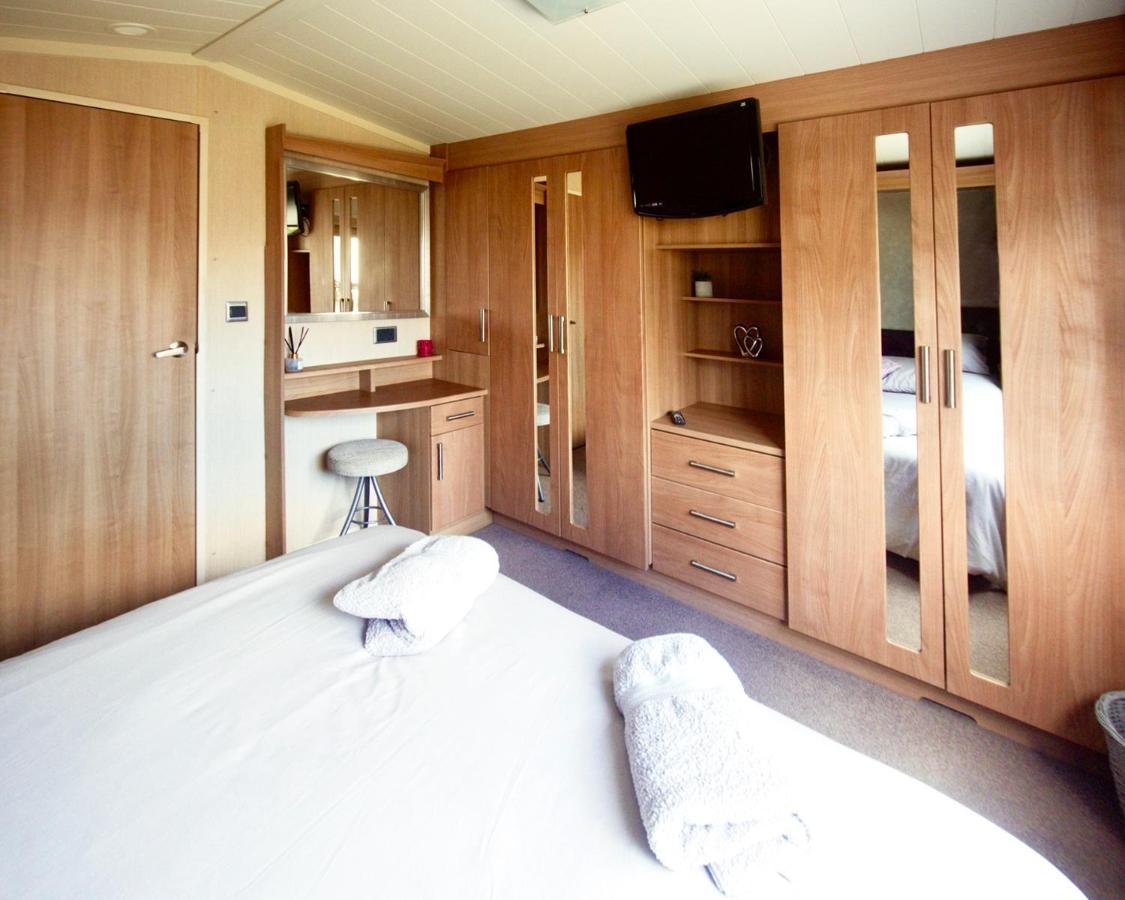 Sea Breeze Cabin Poole Exterior photo